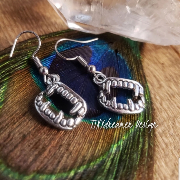 Vampire earrings Fang earrings Teeth Halloween earrings ☆Goth☆Horror☆Dracula☆ - Picture 1 of 10